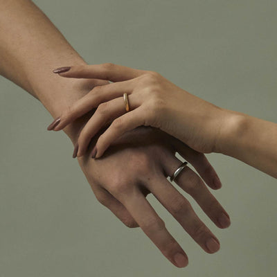 薬指の指輪が持つ意味とは？右手・左手の違いや男女別の意味を詳しく解説します