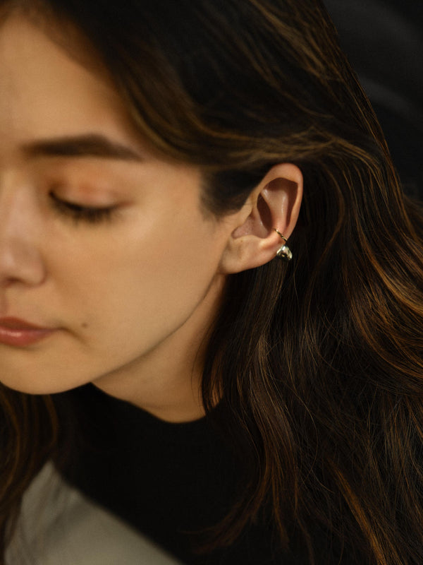 KESHI PEARL K10YG EAR CUFF / BLACK