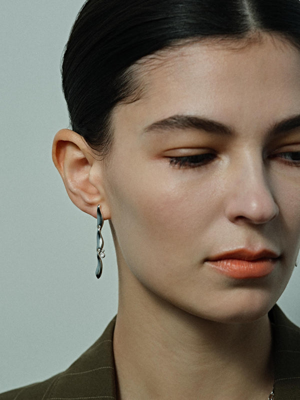 FLOW SV925 ASYMMETRY PIERCED EARRINGS