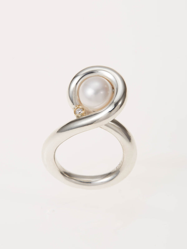 CONTOURS CROSSED PEARL DIAMOND RING