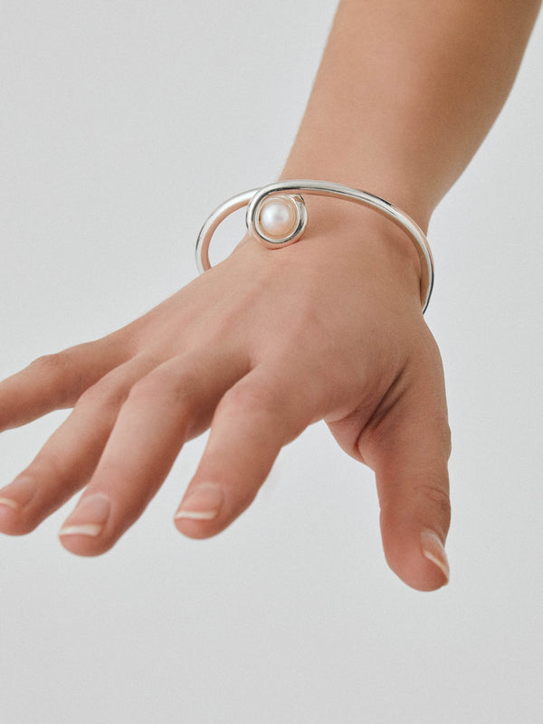 CONTOURS PEARL BANGLE