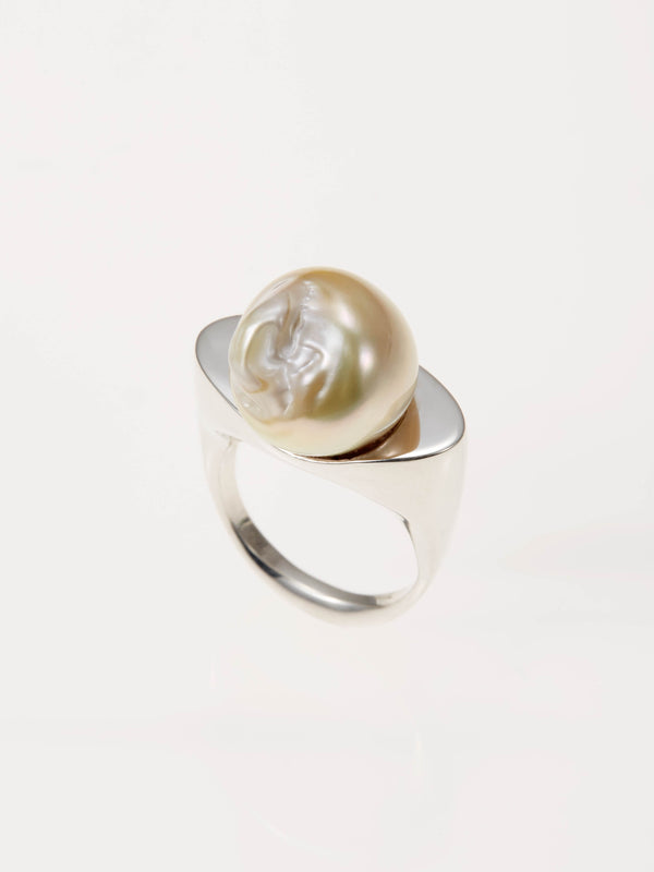 ARCH BAROQUE PEARL SIGNET RING WHITE